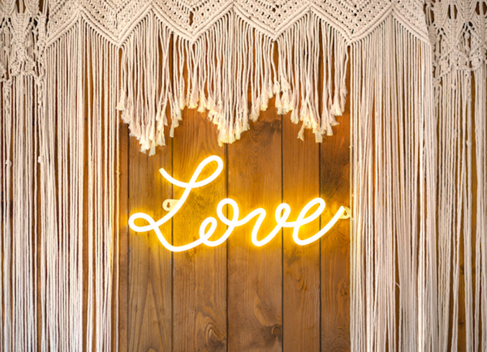 LED Love Neon Skilt til Feststemning - 61x27 cm