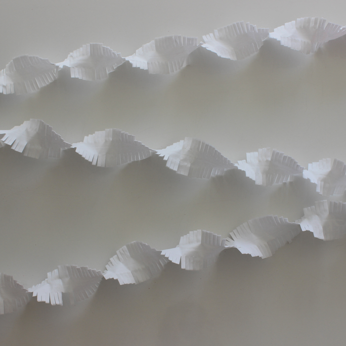 Flosset Hvid Crepe Streamer 24 Meter - Perfekt til Fest!
