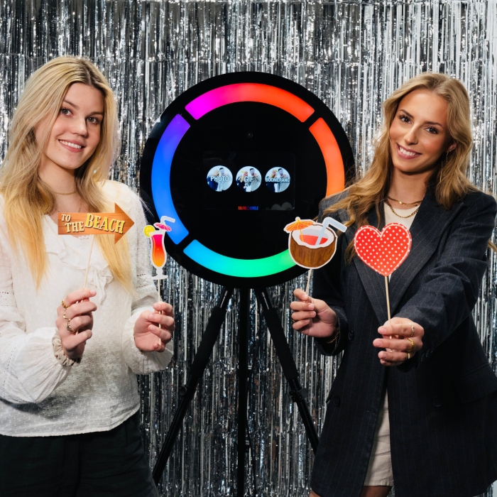 Leje af Selfiebox med 20 rekvisitter og SMS-service